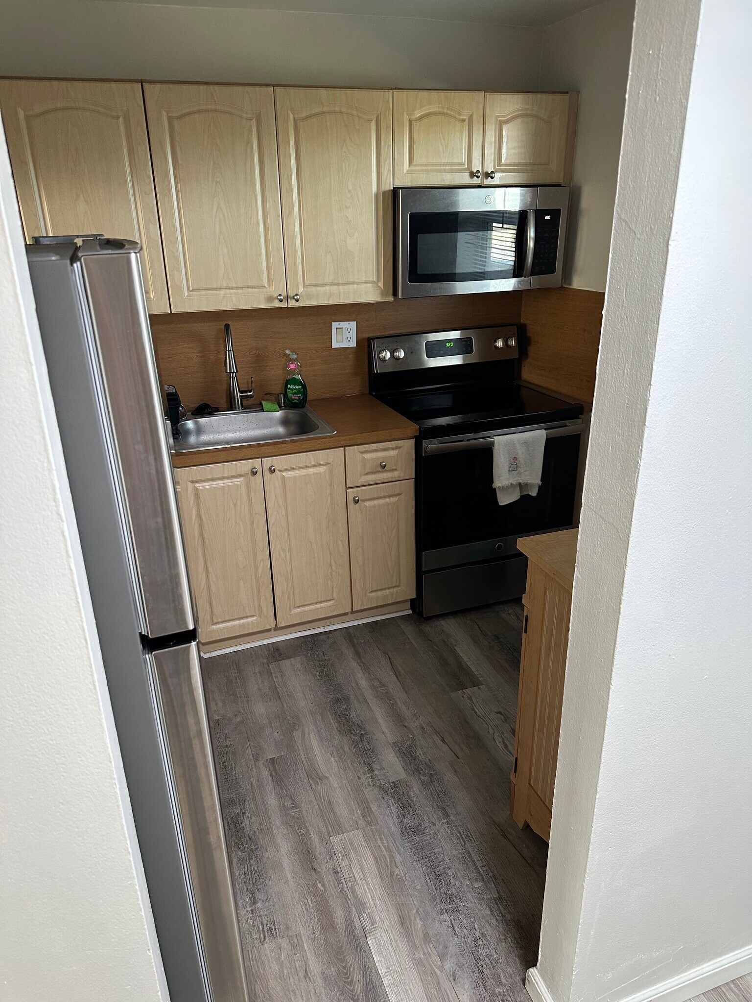 Kitchen - 220 SW 9th Ave