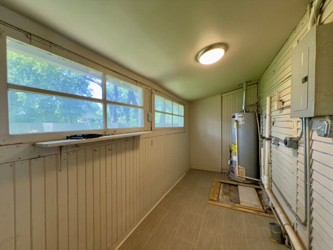 Building Photo - 2 Bedroom 1 Bathroom Bungalow