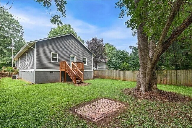 Building Photo - 1450 Graham St SW