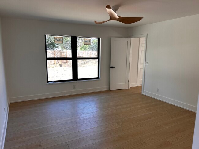 Building Photo - 1100 Kriss Ln