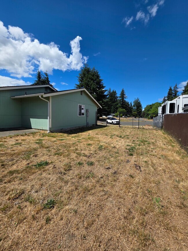 Building Photo - Recently Updated Home