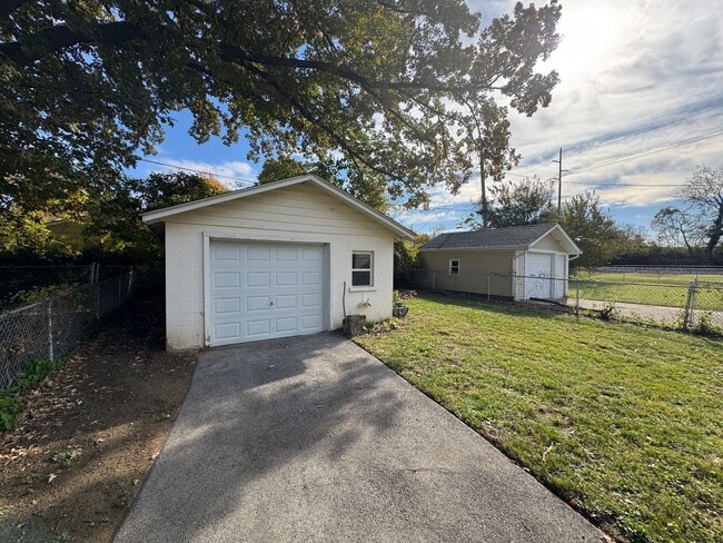 Building Photo - Cute 2 Bedroom Home Near UofL
