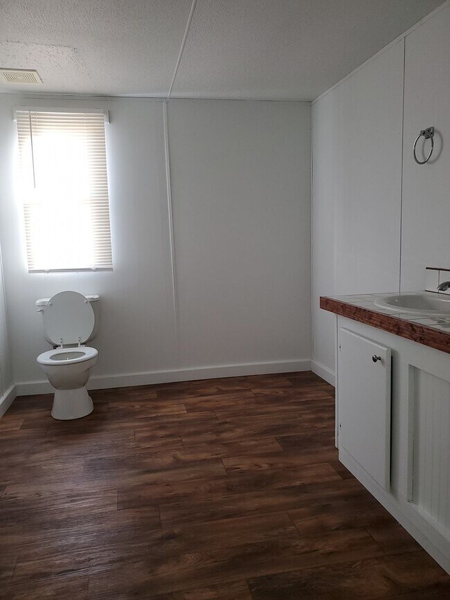 Building Photo - Ready to move in