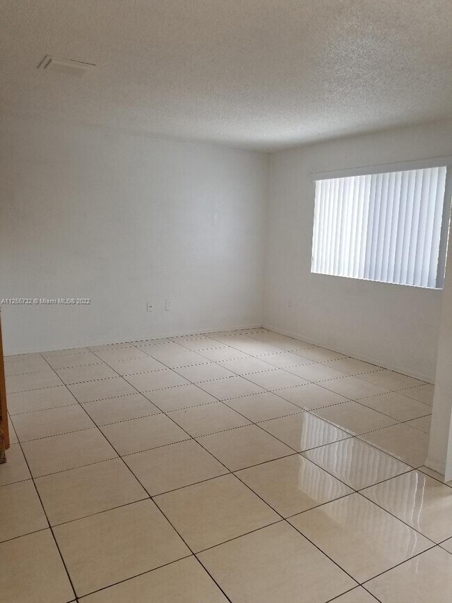 Building Photo - 6225 SW Kendale Lakes Cir