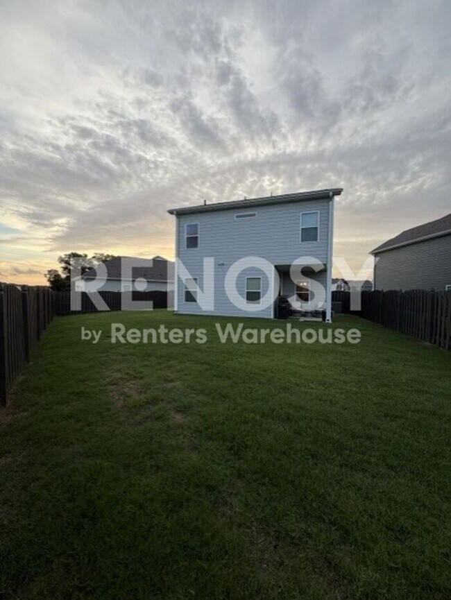 Building Photo - The fully furnished 3 Bedroom 3 bath home is just what you need!