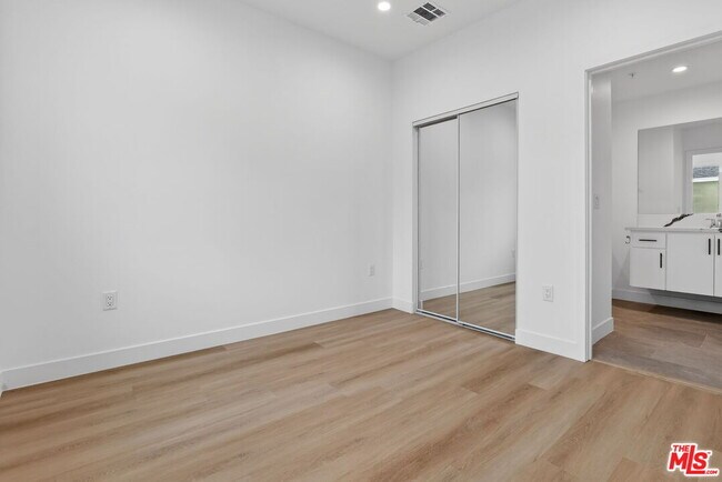 Building Photo - 11446 Oxnard St
