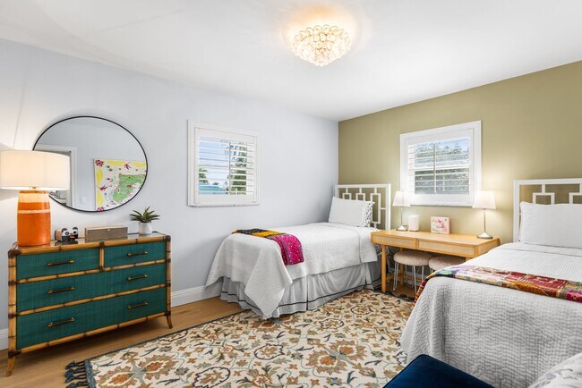 Building Photo - ** OLDE NAPLES ** 2 BED / 1 BATH - CONDO -...
