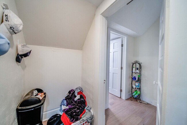 Building Photo - Massive Newly Renovated 11-Bedroom House o...