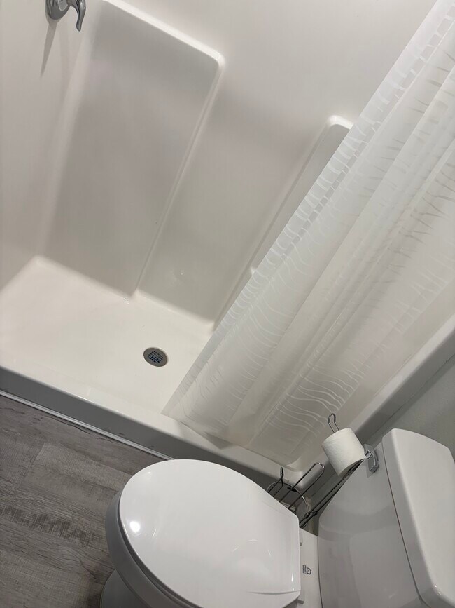 Building Photo - 682 Elm Ave