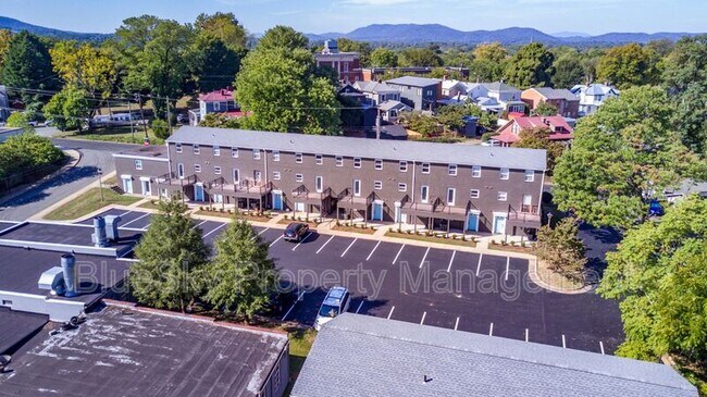 Building Photo - 1000 Monticello Rd