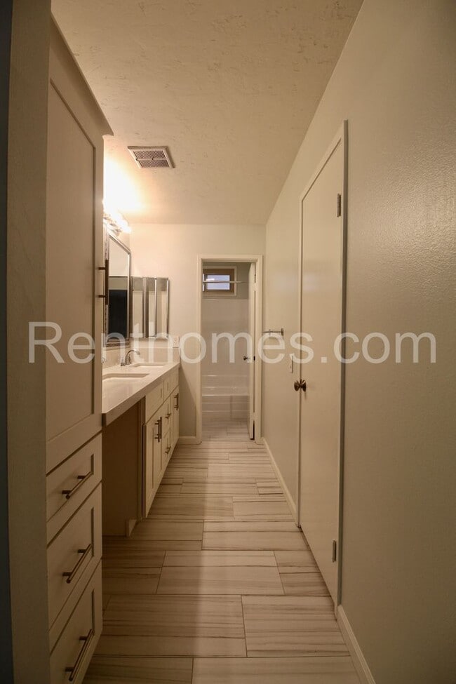 Building Photo - 2522 Clairemont Dr