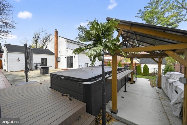 Building Photo - 335 Connecticut Ave