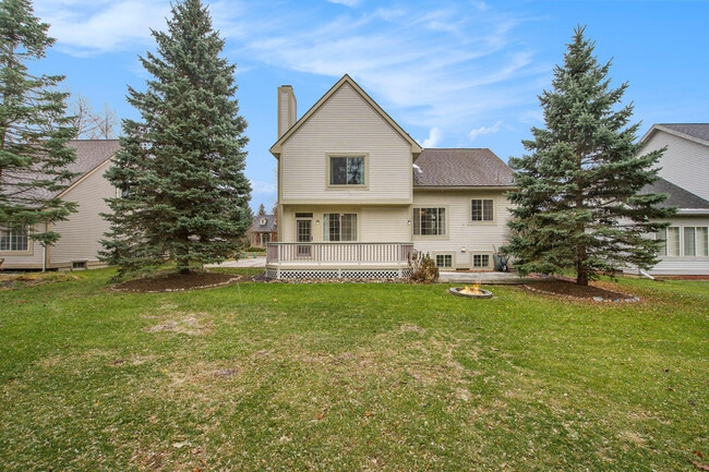 Building Photo - 5660 Versailles Ave