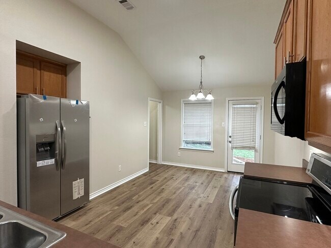 Building Photo - 9000 Eastwood Ave