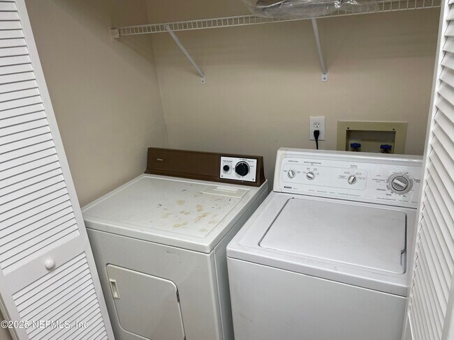 Building Photo - 85 Debarry Ave