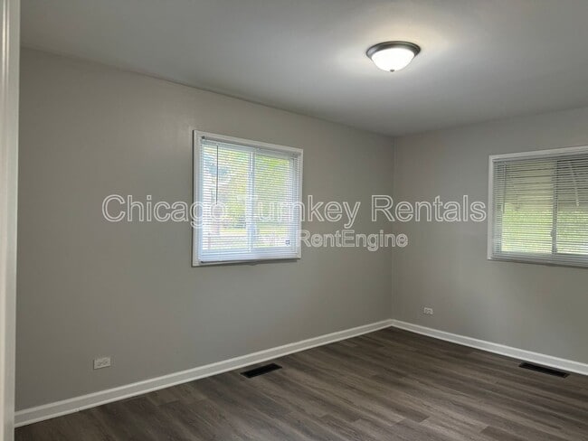 Building Photo - 15444 Albany Ave