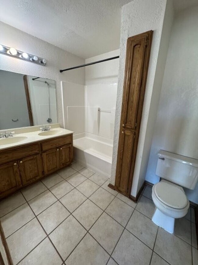 Building Photo - 4 bed 2story, 2 full baths, fenced yard, i...