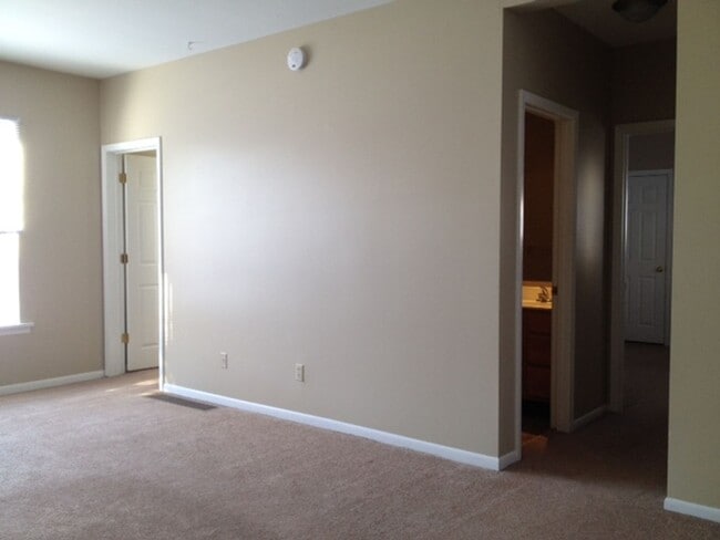 Building Photo - ENTIRE HOUSE: Cozy 2-Bedroom Home in Beaut...