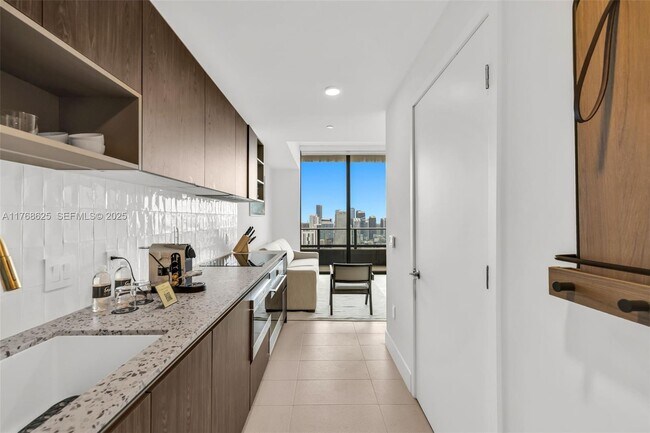 Building Photo - 601 NE 1st Ave