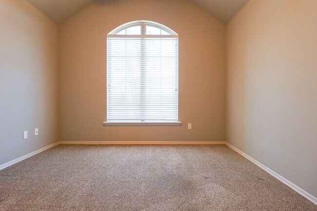 Building Photo - Spacious 3 Bedroom / 2 Bathroom with Modern Upgrade