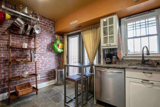 Building Photo - 730 6th St NE