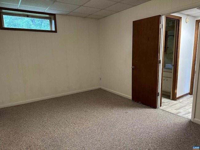 Building Photo - 1127 Round Hill Dr