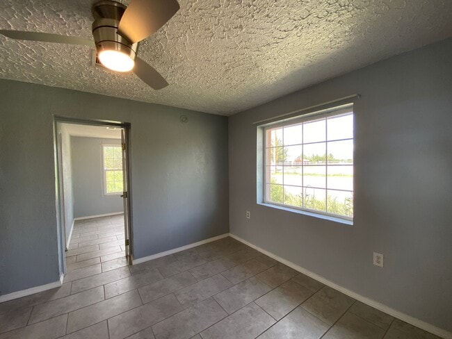 Building Photo - 2 bedroom, 1 bath Home!
