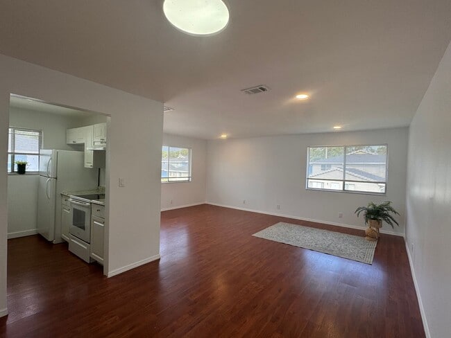 Building Photo - 2 Bed 1 Bath - Spacious w/ Great Natural L...