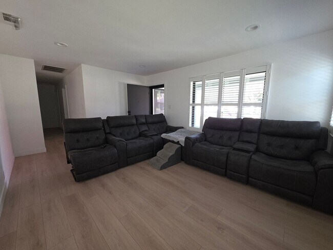 Building Photo - ***Just Reduced*** 5-Bedroom, 2-Bathroom home located in Azusa, CA!