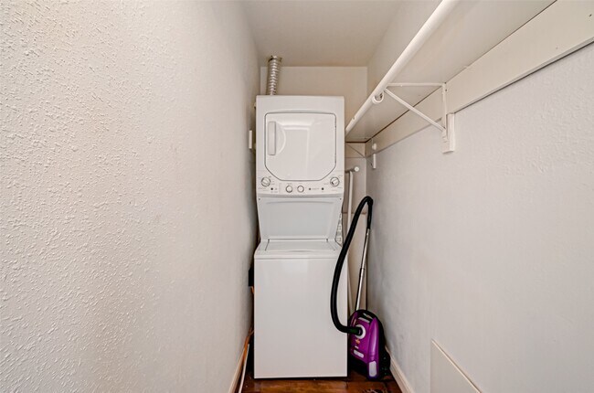 Building Photo - 2121 Fountain View Dr