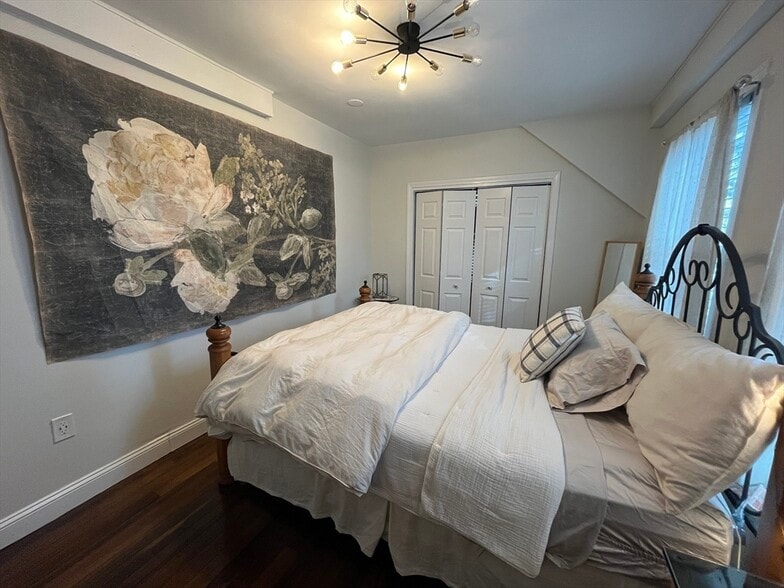 Building Photo - 32 Hautevale St