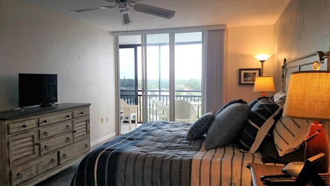 Building Photo - Seasonal Short-Term 2-Bedroom 2-Bathroom Condo located on Venice Island!