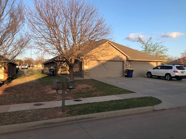 Primary Photo - 2203 S Devin Lea St