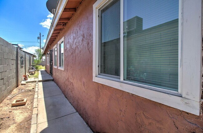 Building Photo - 1501 E Roosevelt St