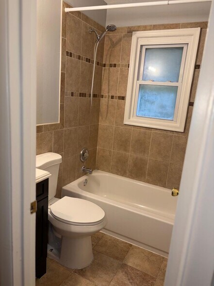 Building Photo - 13430 Pinetree Dr