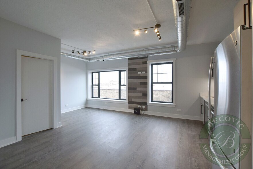 Building Photo - 7655 N Sheridan Rd