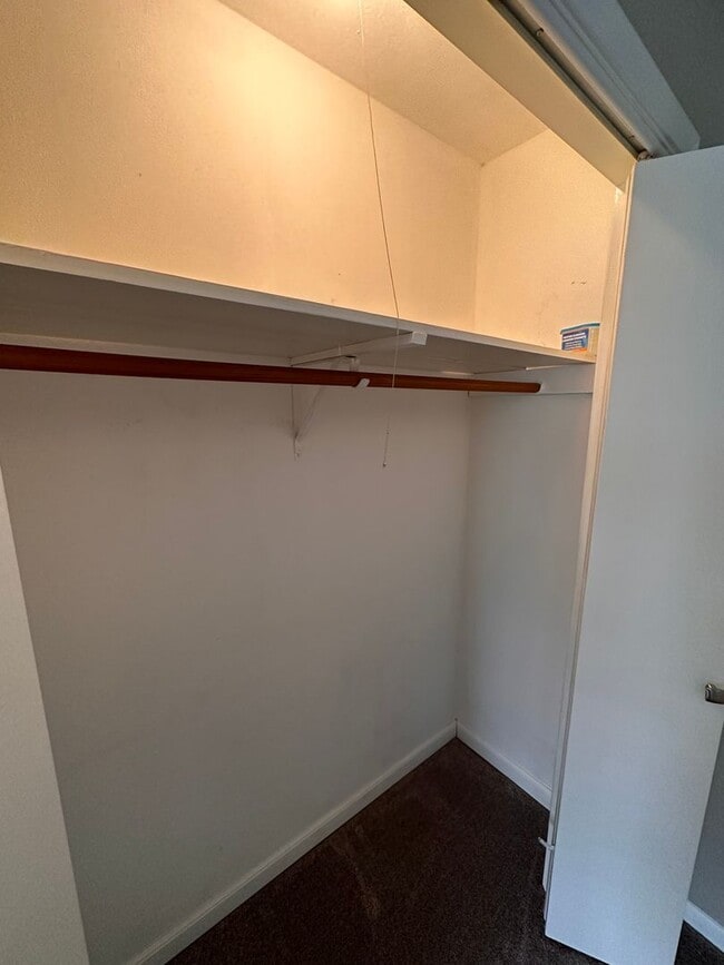 Building Photo - 424 Longmeadow Dr