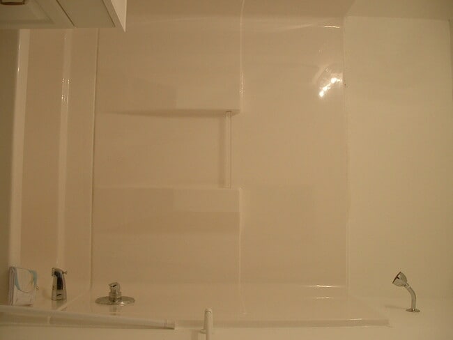 Building Photo - $780/Bedroom | 2 Bedroom Condo Near UTK | Fort Sanders Area