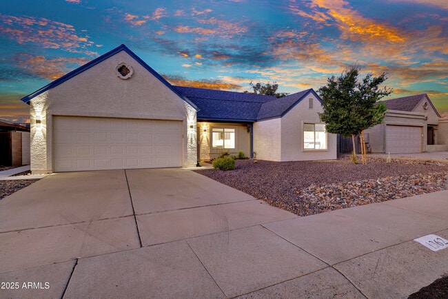 Building Photo - 1362 E Wickieup Ln