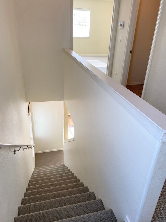 Building Photo - Fantastic Townhome close to Nike