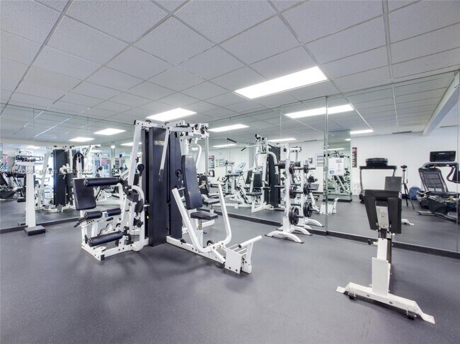 Building Photo - 2715 N Ocean Blvd