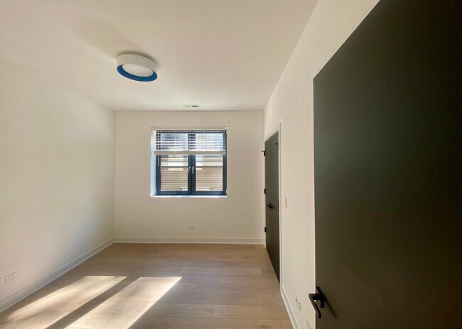 Building Photo - 4426 N Kenneth Ave
