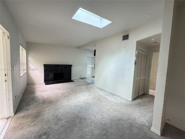 Building Photo - 1601 SW 12th Ct