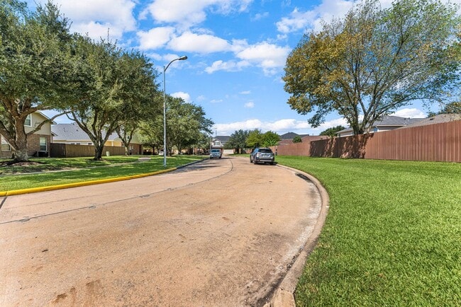 Building Photo - 5350 Brookway Dr