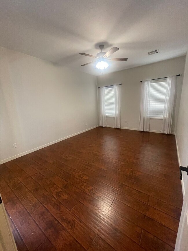 Building Photo - Gorgeous 4 bedroom/3 bathroom home located...