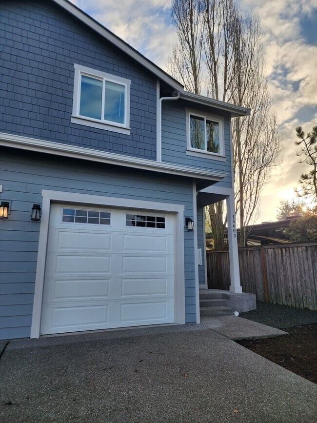 Building Photo - 15603 View Dr Ct SE