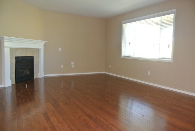 Building Photo - 5Bed/3.5Bath Home in Blackstone Country Club Community