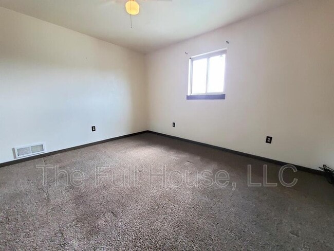 Building Photo - 705 Lorenz Ave