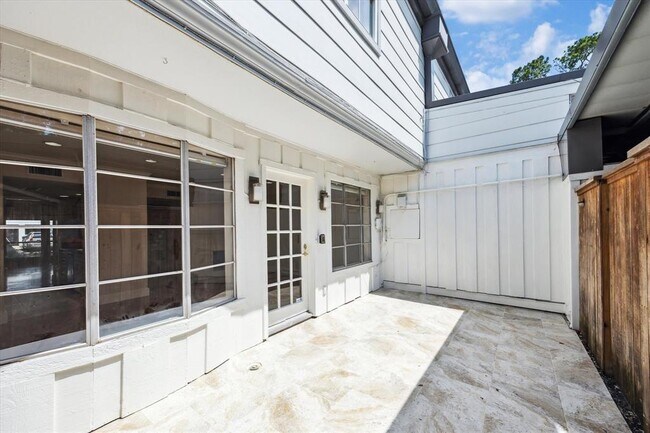 Building Photo - 8978 Chatsworth Dr