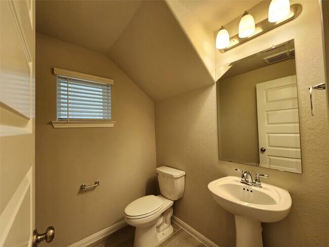 Building Photo - 1513 Lakeline Oak Dr